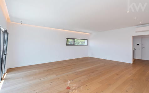 Pièce spacieuse et lumineuse (49 m2) avec espaces salon et salle à manger.