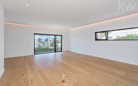 Grande pièce lumineuse de 49 m²