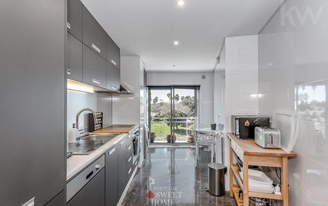 Cozinha com 14,2 m2, despensa e varanda
