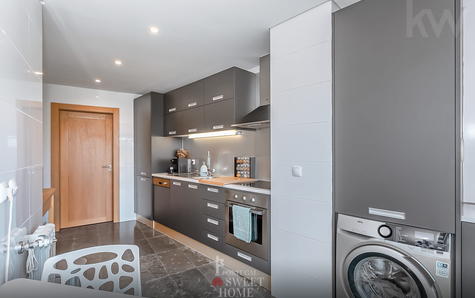 Cozinha com 14,2 m2, despensa e varanda