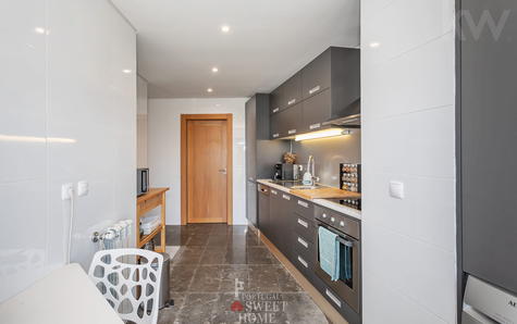 Cozinha com 14,2 m2, despensa e varanda