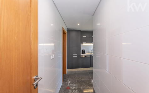 Cozinha com 14,2 m2, despensa e varanda