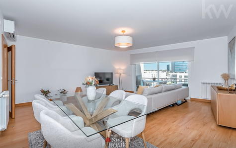 Sala com 34 m2 e acesso à varanda principal