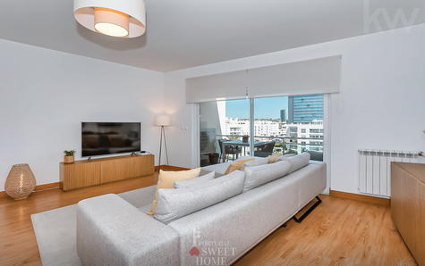 Sala com 34 m2 e acesso à varanda principal