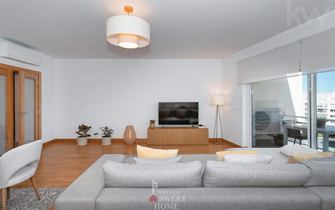 Room measuring 34 m2 with access to the main balcony.