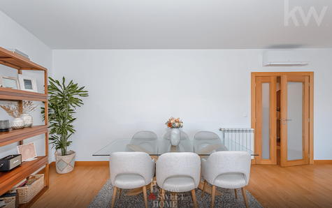 Sala com 34 m2 e acesso à varanda principal