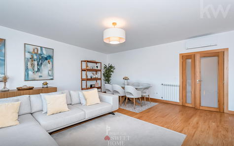 Sala com 34 m2 e acesso à varanda principal