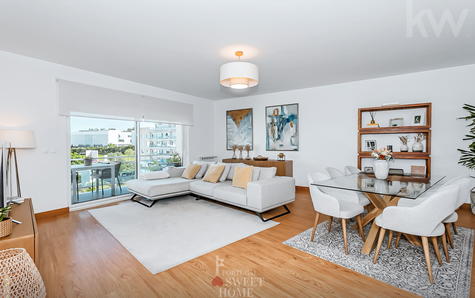 Room measuring 34 m2 with access to the main balcony.