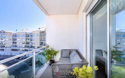 Living room balcony overlooking the Oeiras City Hall and Oeiras Park.