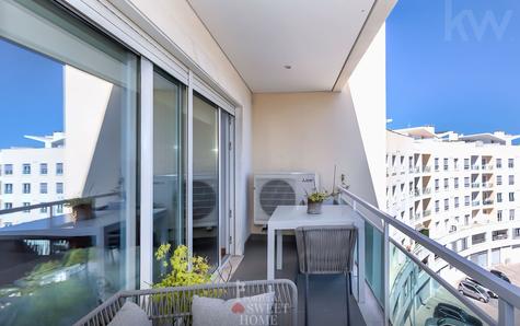 Living room balcony overlooking the Oeiras City Hall and Oeiras Park.