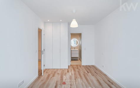 Bedroom with en-suite bathroom