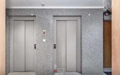 Átrio de entrada do prédio com 2 elevadores