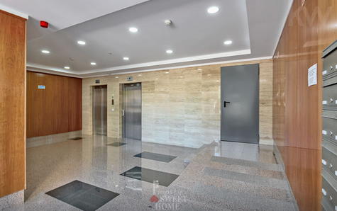 Átrio de entrada do prédio com 2 elevadores