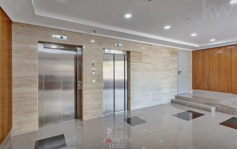 Átrio de entrada do prédio com 2 elevadores
