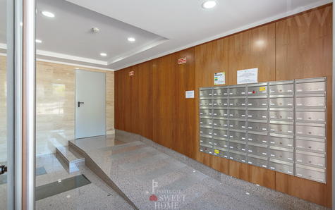 Átrio de entrada do prédio com 2 elevadores