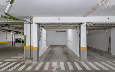 Garagem Box com espaço para 2 viaturas pequenas ou uma grande