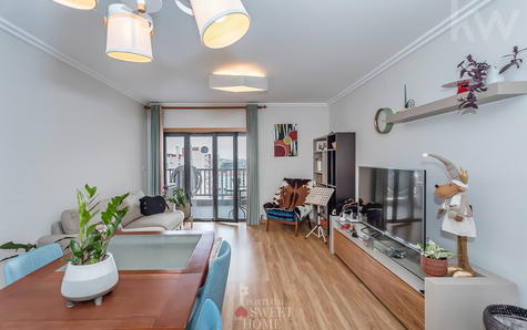 Living room measuring 25.43 m2 with access to the balcony.