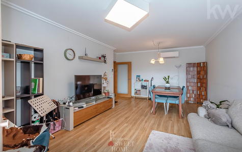 Living room measuring 25.43 m2 with access to the balcony.