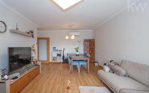 Living room measuring 25.43 m2 with access to the balcony.