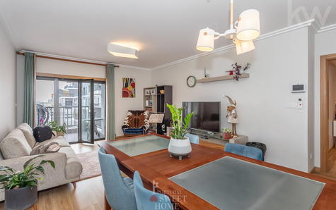 Living room measuring 25.43 m2 with access to the balcony.