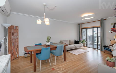 Living room measuring 25.43 m2 with access to the balcony.