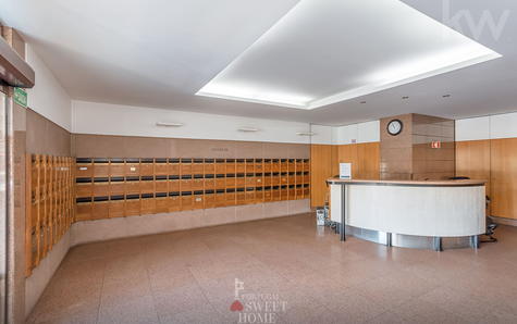 Hall de entrada do prédio de escritórios