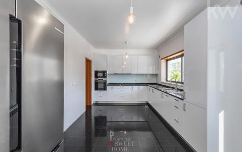 Cozinha (20,8 m2) com despensa (2,5 m2), lavandaria (2,4 m2) e copa (3,6 m2)