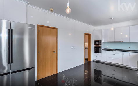 Cozinha (20,8 m2) com despensa (2,5 m2), lavandaria (2,4 m2) e copa (3,6 m2)