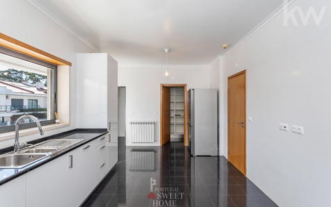 Cozinha (20,8 m2) com despensa (2,5 m2), lavandaria (2,4 m2) e copa (3,6 m2)