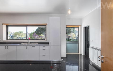 Cozinha (20,8 m2) com despensa (2,5 m2), lavandaria (2,4 m2) e copa (3,6 m2)