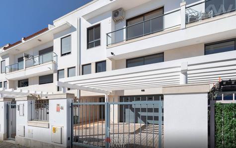 Moradia T4+1 em Banda