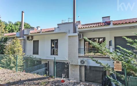 Jardins envolventes nas traseiras da casa