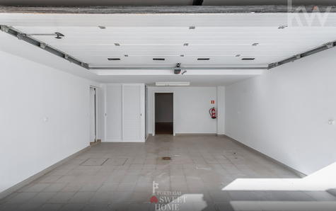 Garagem (31,5 m2) com acesso à sala de jogos e arrecadação