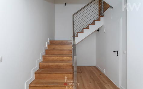 Hall de entrada com acesso à escadaria e à garagem