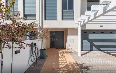 Logradouro de entrada com acesso à casa e à garagem