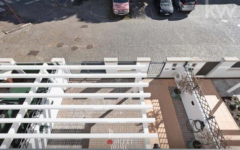 Logradouro de entrada com acesso à casa e à garagem