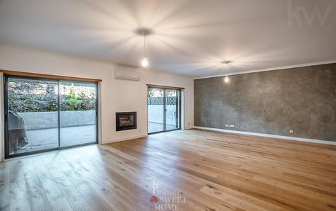 Sala de estar (46,6 m2) com lareira e acesso ao terraço