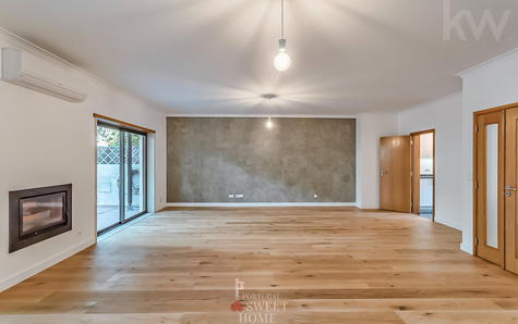 Sala de estar (46,6 m2) com lareira e acesso ao terraço