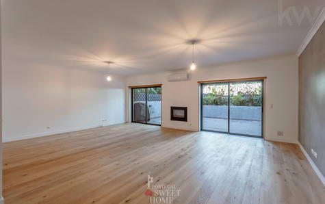 Sala de estar (46,6 m2) com lareira e acesso ao terraço