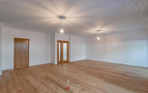 Sala de estar (46,6 m2) com lareira e acesso ao terraço