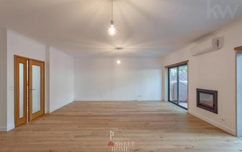 Sala de estar (46,6 m2) com lareira e acesso ao terraço