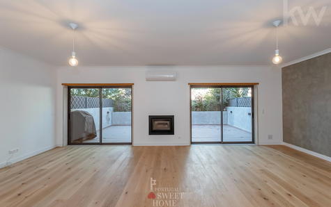 Sala de estar (46,6 m2) com lareira e acesso ao terraço