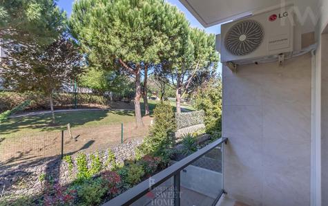 Varanda com vista para os jardins envolventes