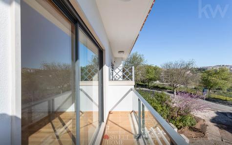 Varanda com vista para a frente da casa