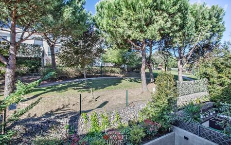 Varanda com vista para os jardins envolventes