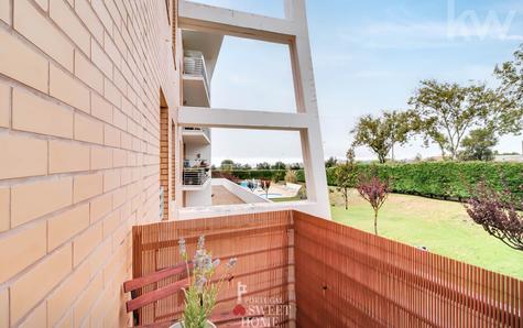 Varanda espaçosa do apartamento