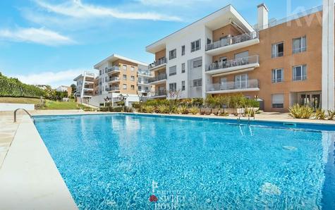 Swimming pool at the Varandas de Queijas Condominium.