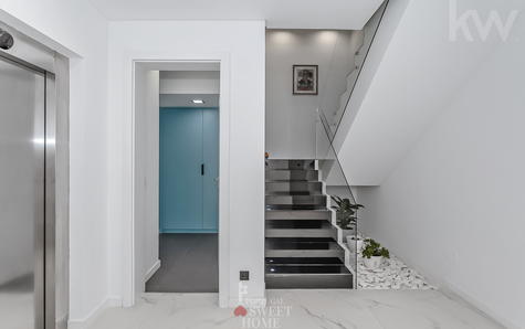 Ascenseur et hall au sous-sol.