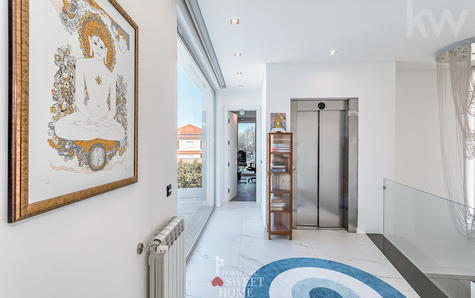 Corredor no 2º piso de acesso aos quartos e servido por elevador interno