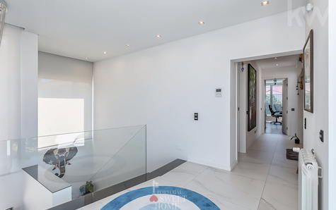 Corridor on the 2nd floor providing access to the bedrooms and served by an internal elevator.